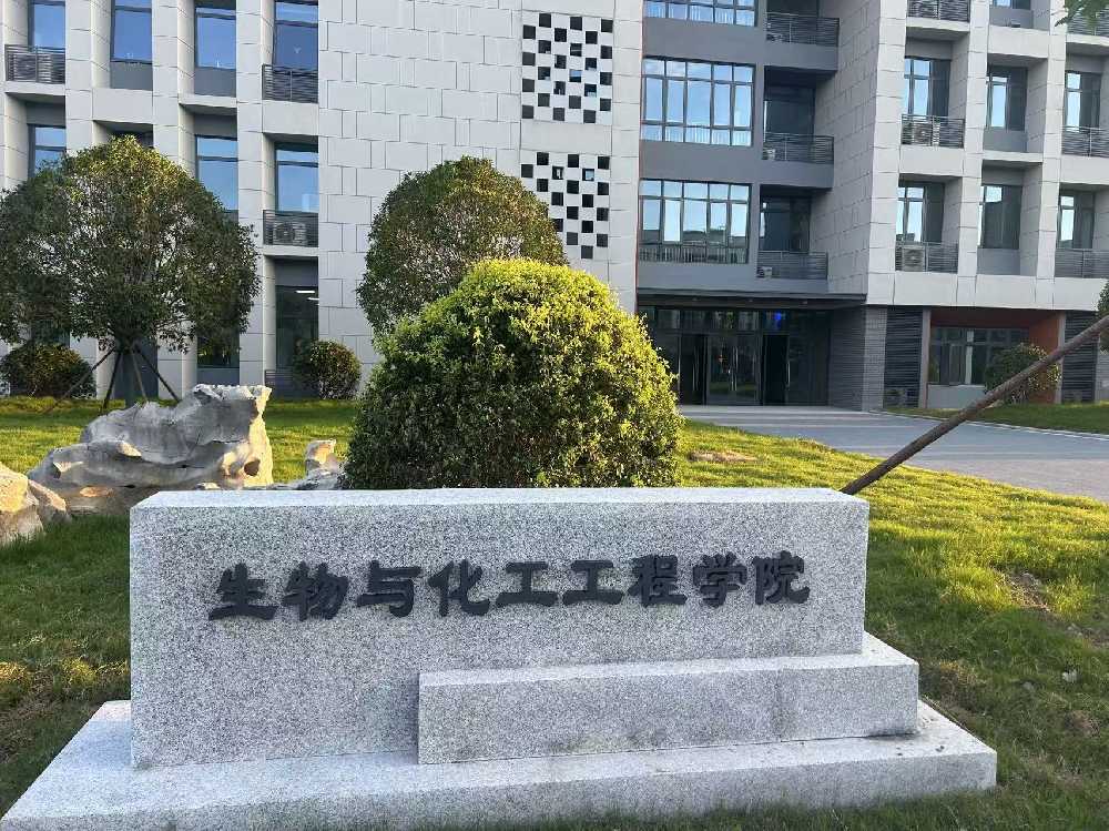 阿里地区扬州职业大学体育场高杆灯项目